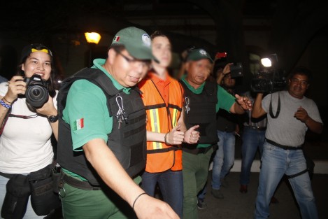 El joven Diego Cruz Alonso, acusado de pederastia, fue trasladado esta noche al juzgado tercero de primera instancia para llevar a cabo su diligencia de declaración preparatoria luego de que fuera extraditado por el gobierno español.
