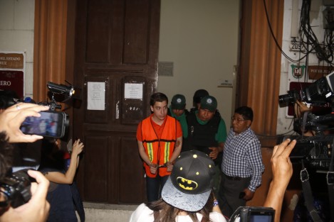 El joven Diego Cruz Alonso, acusado de pederastia, fue trasladado esta noche al juzgado tercero de primera instancia para llevar a cabo su diligencia de declaración preparatoria luego de que fuera extraditado por el gobierno español.  