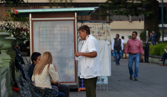 La famosa enfermera del parque Juárez, cuidando la presión de los enamorados.  