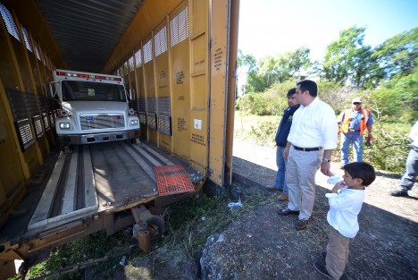 La mañana de este sábado, el alcalde Américo Zúñiga Martínez, acompañado de su hijo José Antonio y del regidor Rogelio Jesús Álvarez Arroyo, supervisó las maniobras de descarga de las cuatro ambulancias de respuesta médica inmediatas donadas a Xalapa por su ciudad hermana de Omaha, Nebraska (Estados Unidos).