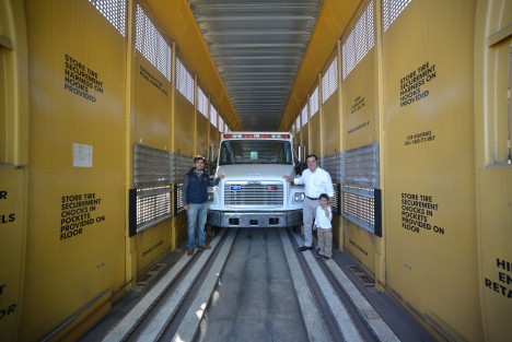 La mañana de este sábado, el alcalde Américo Zúñiga Martínez, acompañado de su hijo José Antonio y del regidor Rogelio Jesús Álvarez Arroyo, supervisó las maniobras de descarga de las cuatro ambulancias de respuesta médica inmediatas donadas a Xalapa por su ciudad hermana de Omaha, Nebraska (Estados Unidos).