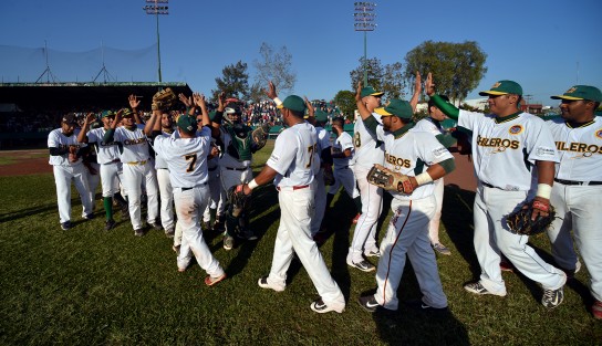 Con un lleno total en el Parque Deportivo Colón se disputó la final  de  la Liga de Béisbol Estatal de Veracruz (LBEV) 2016 - 2017, entre Chileros de Xalapa y Petroleros de Minatitlán. 