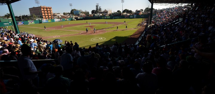 Con un lleno total en el Parque Deportivo Colón se disputó la final  de  la Liga de Béisbol Estatal de Veracruz (LBEV ) 2016 - 2017, entre Chileros de Xalapa y Petroleros de Minatitlán.