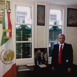 La Secretaría de Relaciones Exteriores informó que Fidel Herrera Beltrán, quien se venía desempeñando como Cónsul de México en Barcelona, presentó su renuncia con carácter de irrevocable este fin de semana.  