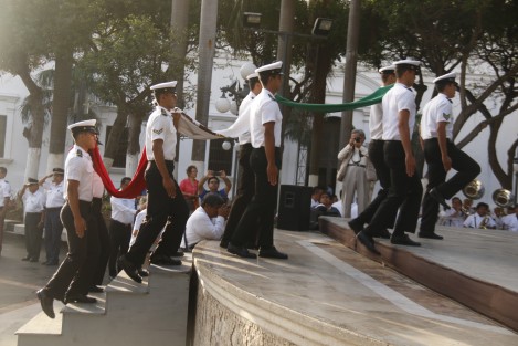La banda de guerra de la escuela naútica mercante <em>Fernando Siliceo y Torres</em>, participó en los honores a la bandera realizados en el zócalo de la ciudad de Veracruz.