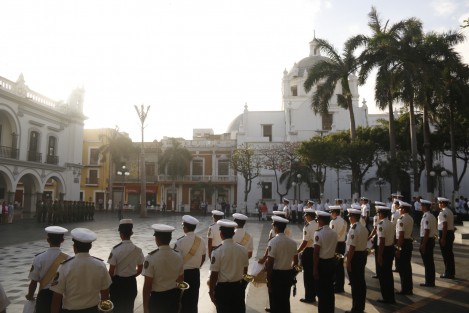 La banda de guerra de la escuela naútica mercante <em>Fernando Siliceo y Torres</em>, participó en los honores a la bandera realizados en el zócalo de la ciudad de Veracruz. 