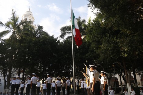 La banda de guerra de la escuela naútica mercante <em>Fernando Siliceo y Torres</em>, participó en los honores a la bandera realizados en el zócalo de la ciudad de Veracruz.