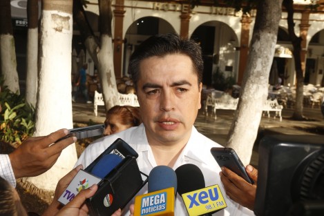 El regidor del ayuntamiento de Veracruz, Víctor Hugo Vásquez Bretón, esposo de la ex alcaldesa Carolina Gudiño, concedió una entrevista para reconocer la dispocisión del ex gobernador Fidel Herrera para defenderse de los ataques de los que ha sido víctima por parte del gobierno actual. 