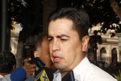 El regidor del ayuntamiento de Veracruz, Víctor Hugo Vásquez Bretón, esposo de la ex alcaldesa Carolina Gudiño, concedió una entrevista para reconocer la dispocisión del ex gobernador Fidel Herrera para defenderse de los ataques de los que ha sido víctima por parte del gobierno actual. 