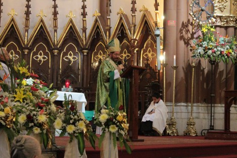 Durante su homilía dominiacal en la catedral de Xalapa, el arzobispo Hipólito Reyes Larios habló sobre las <em>sombras </em>en que se vive actualmente, al referirse a temas como la falta de respeto a la vida, el desempleo, los malos gobernantes, y la inseguridad, por lo  que invitó a los feligreses a buscar la luz de Dios.