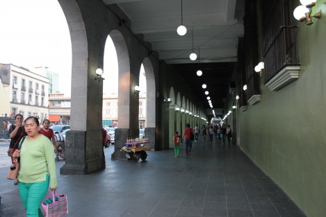 Con todo y la crisis financiera del gobierno de Veracruz, las luces del Palacio de Gobierno se mantienen encendidas a plena luz del día.  A lo mejor ya corrieron al aviador que se encargaba de apagarlas. 