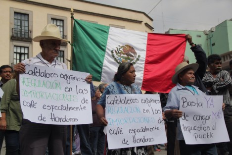 Cafetaleros se manifiestan para protestar en contra del gasolinazo y las importaciones de café proveniente de Honduras. 