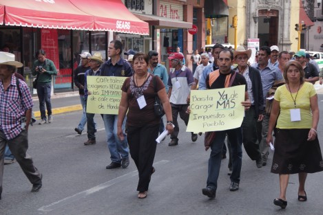 Cafetaleros se manifiestan para protestar en contra del gasolinazo y las importaciones de café proveniente de Honduras.  
