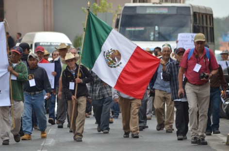 Marchando por las  calles de Xalapa, los cafeticultores se quejaron de la falta de apoyo a ese sector agroproductivo. 