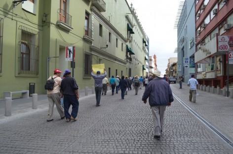 Marchando por las  calles de Xalapa, los cafeticultores se quejaron de la falta de apoyo a ese sector agroproductivo.  