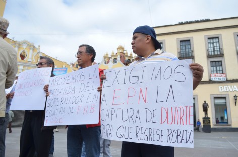 Un grupito de personas se manifestaron en la Plaza Lerdo exigiendo la captura de los exgobernadores Javier N. y Fidel N. por corruptos. ¿Campaña negra con pocos recursos? 