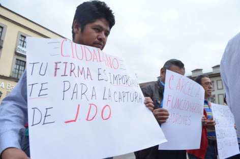 Un grupito de personas (se dijeron del Frente Ciudadano contra la Corrupción) se manifestaron en la Plaza Lerdo exigiendo la captura de los exgobernadores Javier N. y Fidel N. por corruptos. No dejaron de expresar su apoyo al actual mandatario estatal.  ¿Campaña negra con pocos recursos?  
