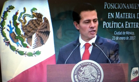 Reunido con representantes de varios sectores del país, el presidente de México, Enrique Peña Nieto fijó la posición de su gobierno ante el cambio presidencial en E.U.; no habrá sumisión, pero tampoco enfrentación, resaltó. 