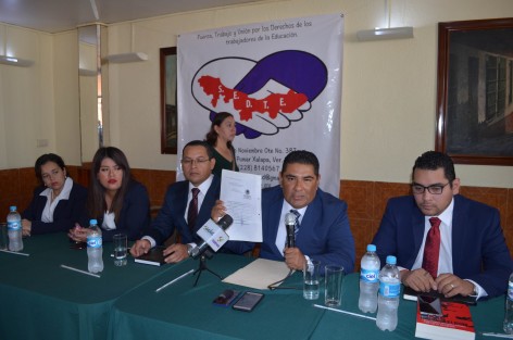El dirigente sindical del recién creado Sindicato con las siglas SEDTE, Alan Flores Sánchez, presentó en conferencia de prensa a sus nuevos integrantes, quienes dijeron estar comprometidos con el magisterio veracruzano. 