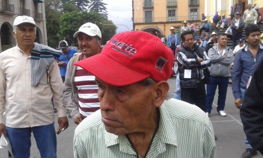 Viéndolo con mala intención este sería otro de los cómplices del desvío de recursos... se dice que tiene varios paraguas y playeras en su casa.