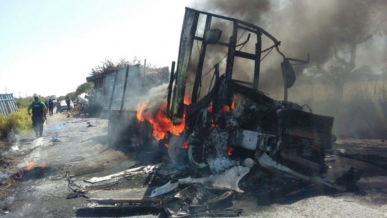 Por razones que hasta el momento se desconocen, las pesadas unidades chocaron de frente, lo que causó el incendio en una de ellas, situación por la que los ocupantes perecieron al ser devorados por las llamas. 