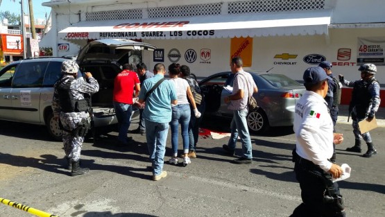 El piloto  viajaba en su auto cuando metros antes de llegar a la avenida Netzahualcóyotl supuestamente se le emparejó un hombre, quien  le disparó desde la ventanilla del copiloto, para después huir. 