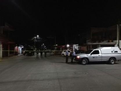 Continúan las muertes por violencia en la región centro de Veracruz, alrededor de las 22:00 horas de este lunes en Loma Linda, detrás del panteón de Córdoba, en balacera 2 hombres resultron muertos y 2 más heridos, en la avenida Clitlaltepetl y calle principal. Mientras las autoridades se entretienen en otras cosas. 