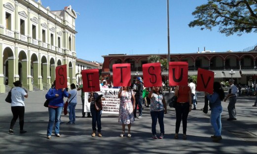 En Córdoba integrantes del SETSUV marchan en demanda del incremento salarial del 20% y exigen a la Rectora intervenga a fin de evitar el estallamiento de huelga, mismo que será el 2 de febrero, la manifestación es simultánea en todo el estado.