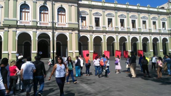 Al grito de <em>queremos solución, aumento de salario y hagan un rollito y duro, duro</em> trabajadores se concentraron en la explanada del palacio para lanzar consignas y aseguran que continuarán las muestras de inconformidad de lo tener una respuesta favorable.