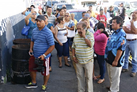 Familiares de estos elementos acudieron a las instalaciones de la Delegación de Tránsto para pedir informes al respecto de hacia dónde los llevan y para qué son requeridos. 