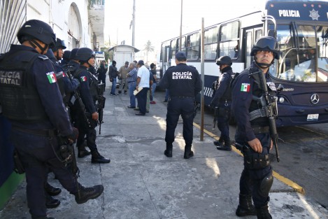 15 oficiales de Tránsito del Estado fueron dados de baja esta mañana en Veracruz, por el secretario de Seguridad Pública, Jaime Téllez Marié, y fueron trasladados en un camión de la SSP para ser interrogados respecto a ciertas irregularidades en el servicio de lo que se les acusa. 