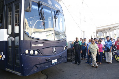 15 oficiales de Tránsito del Estado fueron dados de baja esta mañana en Veracruz, por el secretario de Seguridad Pública, Jaime Téllez Marié, y fueron trasladados en un camión de la SSP para ser interrogados respecto a ciertas irregularidades en el servicio de lo que se les acusa.