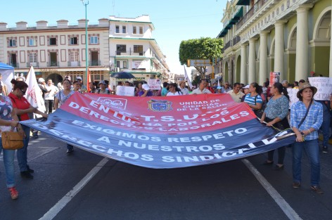En Xalapa como en otras de las sedes de la UV, trabajadores sindicalizados del SETSUV salieron a las calles para pedir como cada año aumento salarial del 20% y revisión del contrato colectivo. 