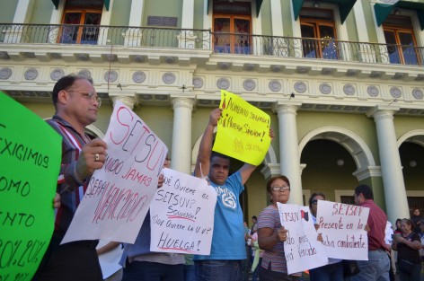 En Xalapa como en otras de las sedes de la UV, trabajadores sindicalizados del SETSUV salieron a las calles para pedir como cada año aumento salarial del 20% y revisión del contrato colectivo.  