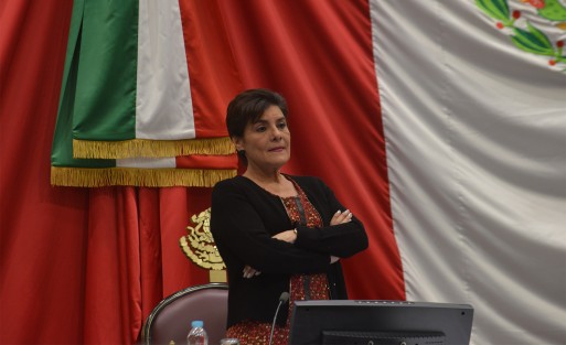 Cansada de pasar las mismas penas que el Profesor Jirafales para que haya orden en las sesiones del Congreso local, la diputada presidenta de la mesa directiva, Elisa Manterola,  presentó una iniciativa para que las sesiones sean más ágiles y no pierdan tanto tiempo en el pase lista y demás vanalidades de siempre.  