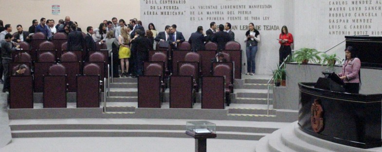 Para muestra del desorden en las sesiones del Congreso local: Mientras la diputada Yazmín Copete plantea su propuesta en tribuna, Marijose Gamboa mantiene entretenida con su plática a medio pleno en el pasillo de las curules. 