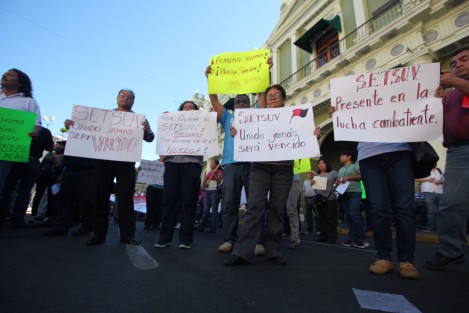 En Xalapa como en otras de las sedes de la UV, trabajadores sindicalizados del SETSUV salieron a las calles para pedir como cada año aumento salarial del 20% y revisión del contrato colectivo. 