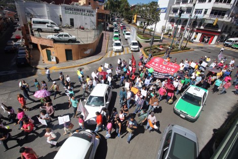 En Xalapa como en otras de las sedes de la UV, trabajadores sindicalizados del SETSUV salieron a las calles para pedir como cada año aumento salarial del 20% y revisión del contrato colectivo. 