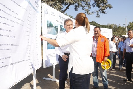 El gobernador de Veracruz, Miguel Ángel Yunes Linares, encabezó el incio de los trabajos de rehabilitación de la carretera Oluta a Soledad de Doblado.  