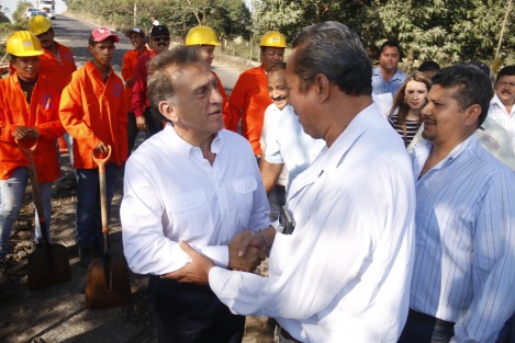Al término del evento, Yunes Linares fue abordado por ex trabajadores de TAMSA que mantienen un juicio en contra de Pascual Lagunes, líderdel sindicato de esta empresa. 