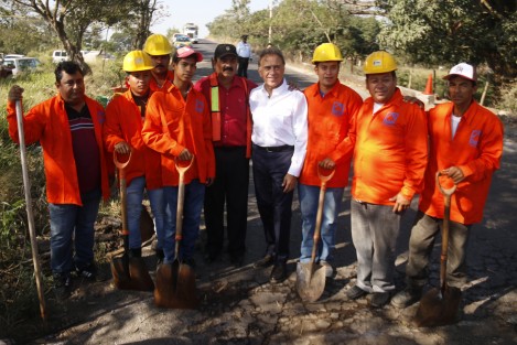 El gobernador de Veracruz, Miguel Ángel Yunes Linares, encabezó el incio de los trabajos de rehabilitación de la carretera Oluta a Soledad de Doblado. 