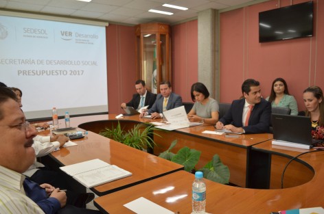 Indira Rosales San Román, titular de Sedesol, acudió acompañada por
sus colaboradores a presentar las especificaciones para el presupuesto 2017 para  la dependencia a su cargo. 