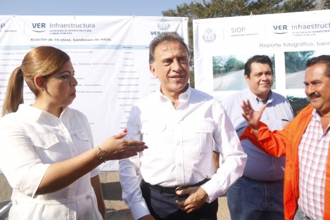 El gobernador Miguel Ángel Yunes Linares se negó a revelar el monto otorgado en apoyo a mujeres tras los saqueos en Veracruz. Pese a que se le ha cuestionado porqué los vales tenían logo de SEDESOL y había declarado que más adelante informaría, el mandatario estatal afirmó que fueron de sus recursos y que no informará sobre ello. 