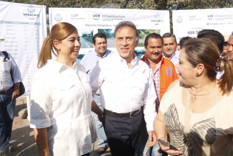El gobernador Miguel Ángel Yunes Linares se negó a revelar el monto otorgado en apoyo a mujeres tras los saqueos en Veracruz. Pese a que se le ha cuestionado porqué los vales tenían logo de SEDESOL y había declarado que más adelante informaría, el mandatario estatal afirmó que fueron de sus recursos y que no informará sobre ello. 