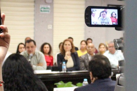 En la reunión que mantuviero algunos alcaldes con diputados locales  y la secretaria de Finanzas,Clementina Guerrero García, el alcalde de Xalapa, Américo Zúñiga, pidió que se dé prioridad a la deuda con los municipios, pues tales recursos son de origen federal y no del estado, y los alcaldes no tuvieron responsabilidad en el desvío de los mismos. 