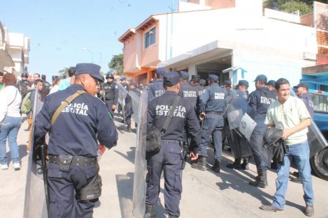 La mañana de este jueves, elementos de la SSP  pretendieron desalojar a personas del Fraccionamiento Villas de Xalapa luego de más de 10 años de invasión, sin embargo los ánimos se tensaron  por lo que los moradores amenazaron evitar el desalojo con machetes, palos y piedras.