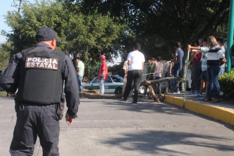 La mañana de este jueves, elementos de la SSP  pretendieron desalojar a personas del Fraccionamiento Villas de Xalapa luego de más de 10 años de invasión, sin embargo los ánimos se tensaron  por lo que los moradores amenazaron evitar el desalojo con machetes, palos y piedras. 