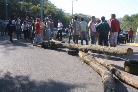 La mañana de este jueves, elementos de la SSP  pretendieron desalojar a personas del Fraccionamiento Villas de Xalapa luego de más de 10 años de invasión, sin embargo los ánimos se tensaron  por lo que los moradores amenazaron evitar el desalojo con machetes, palos y piedras. 
