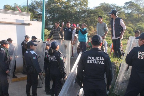 La mañana de este jueves, elementos de la SSP  pretendieron desalojar a personas del Fraccionamiento Villas de Xalapa luego de más de 10 años de invasión, sin embargo los ánimos se tensaron  por lo que los moradores amenazaron evitar el desalojo con machetes, palos y piedras. 