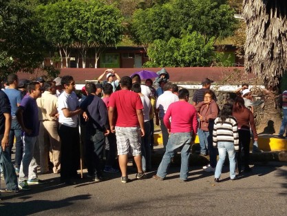 La mañana de este jueves, elementos de la SSP  pretendieron desalojar a personas del Fraccionamiento Villas de Xalapa luego de más de 10 años de invasión, sin embargo los ánimos se tensaron  por lo que los moradores amenazaron evitar el desalojo con machetes, palos y piedras.